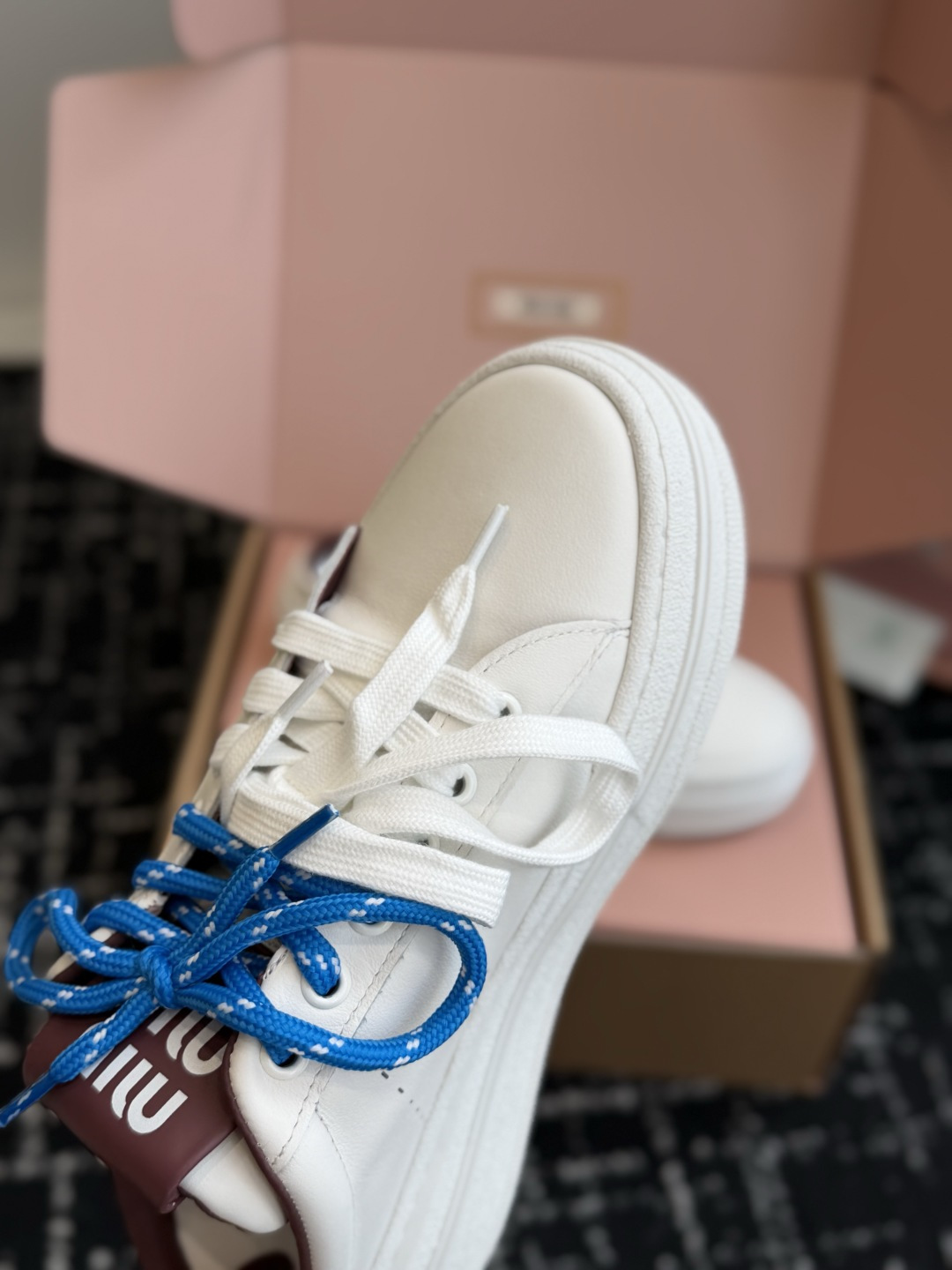 代购级 Miu Miu 26ss 缪缪厚底饼干底 26ss 新款英伦风系带 小白鞋 休闲拖鞋 MiuMiu秀场适当独一无 代购级 Miu Miu 26ss 缪缪厚底饼干底 26ss 新款英伦风系带 小白鞋 休闲拖鞋 MiuMiu秀场适当独一无