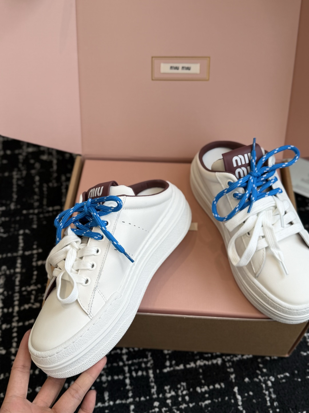 代购级 Miu Miu 26ss 缪缪厚底饼干底 26ss 新款英伦风系带 小白鞋 休闲拖鞋 MiuMiu秀场适当独一无 代购级 Miu Miu 26ss 缪缪厚底饼干底 26ss 新款英伦风系带 小白鞋 休闲拖鞋 MiuMiu秀场适当独一无