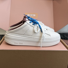 代购级 Miu Miu 26ss 缪缪厚底饼干底 26ss 新款英伦风系带 小白鞋 休闲拖鞋 MiuMiu秀场适当独一无 代购级 Miu Miu 26ss 缪缪厚底饼干底 26ss 新款英伦风系带 小白鞋 休闲拖鞋 MiuMiu秀场适当独一无