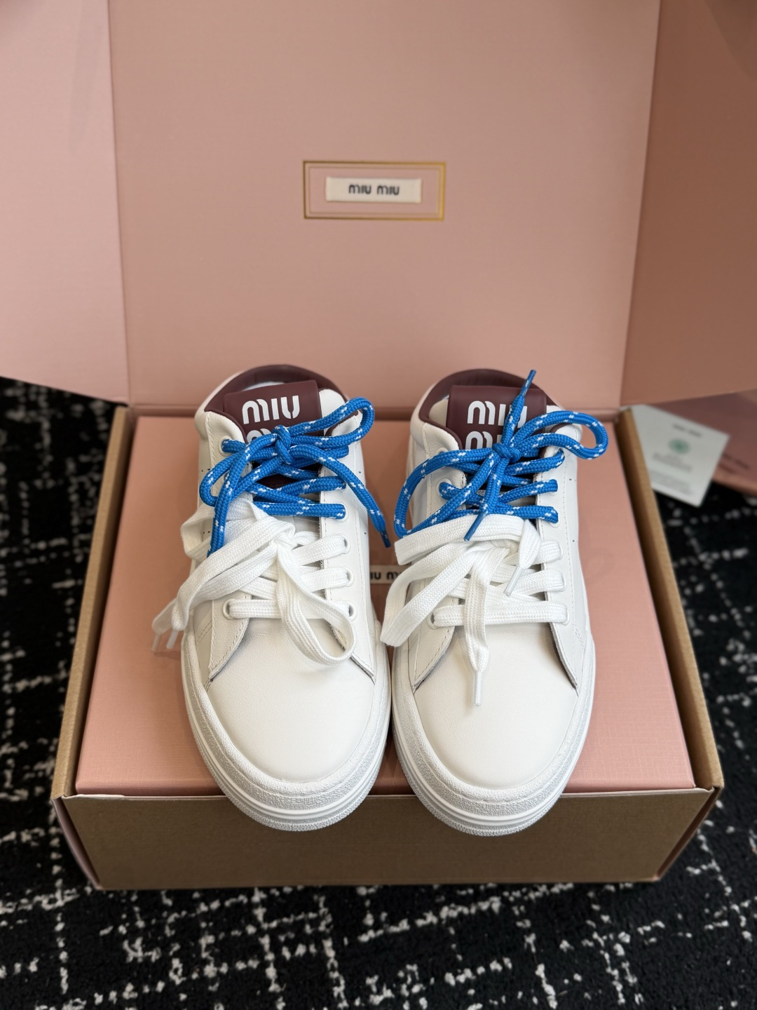 代购级 Miu Miu 26ss 缪缪厚底饼干底 26ss 新款英伦风系带 小白鞋 休闲拖鞋 MiuMiu秀场适当独一无 代购级 Miu Miu 26ss 缪缪厚底饼干底 26ss 新款英伦风系带 小白鞋 休闲拖鞋 MiuMiu秀场适当独一无