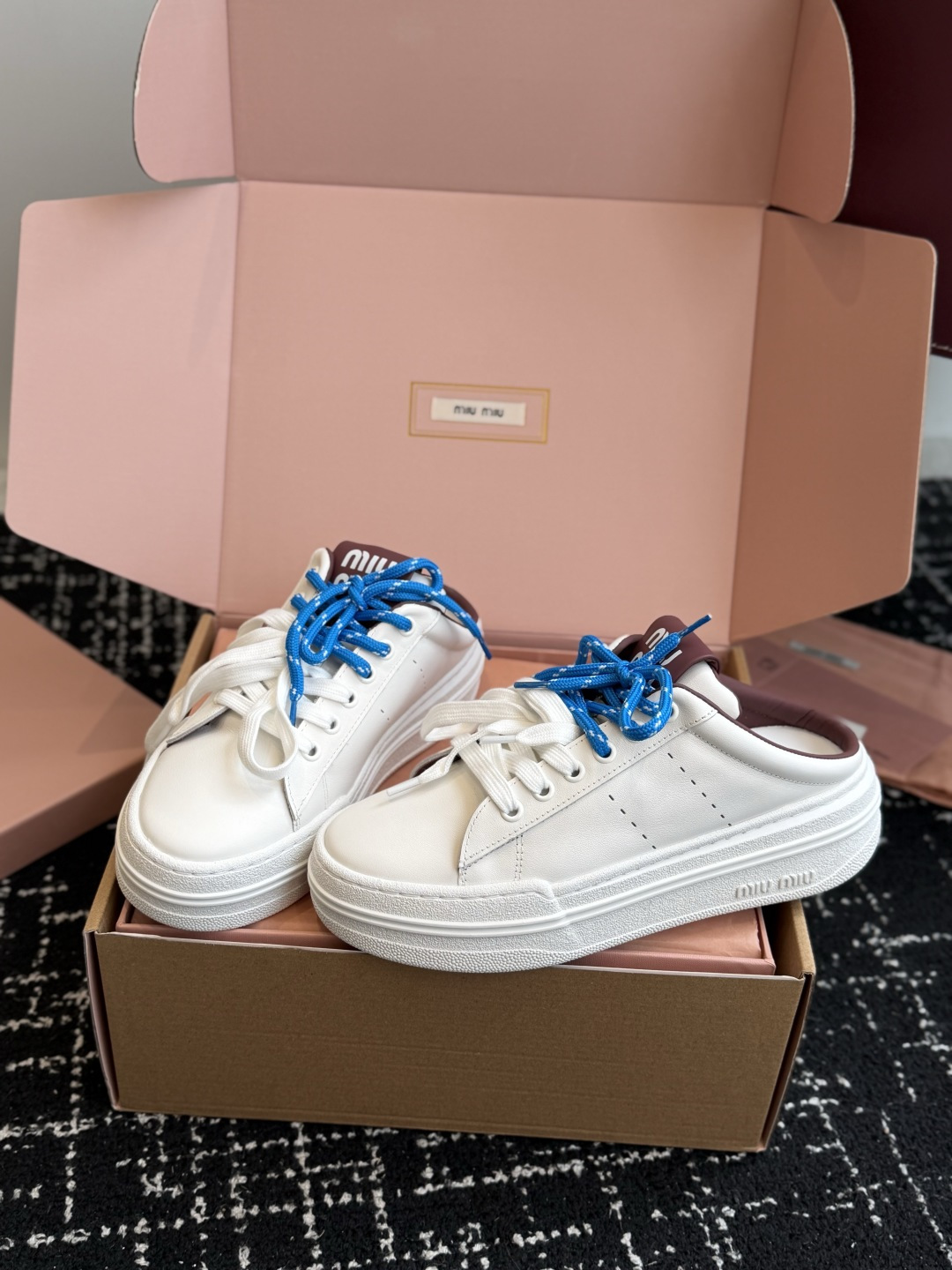 代购级 Miu Miu 26ss 缪缪厚底饼干底 26ss 新款英伦风系带 小白鞋 休闲拖鞋 MiuMiu秀场适当独一无 代购级 Miu Miu 26ss 缪缪厚底饼干底 26ss 新款英伦风系带 小白鞋 休闲拖鞋 MiuMiu秀场适当独一无
