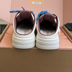 代购级 Miu Miu 26ss 缪缪厚底饼干底 26ss 新款英伦风系带 小白鞋 休闲拖鞋 MiuMiu秀场适当独一无 代购级 Miu Miu 26ss 缪缪厚底饼干底 26ss 新款英伦风系带 小白鞋 休闲拖鞋 MiuMiu秀场适当独一无