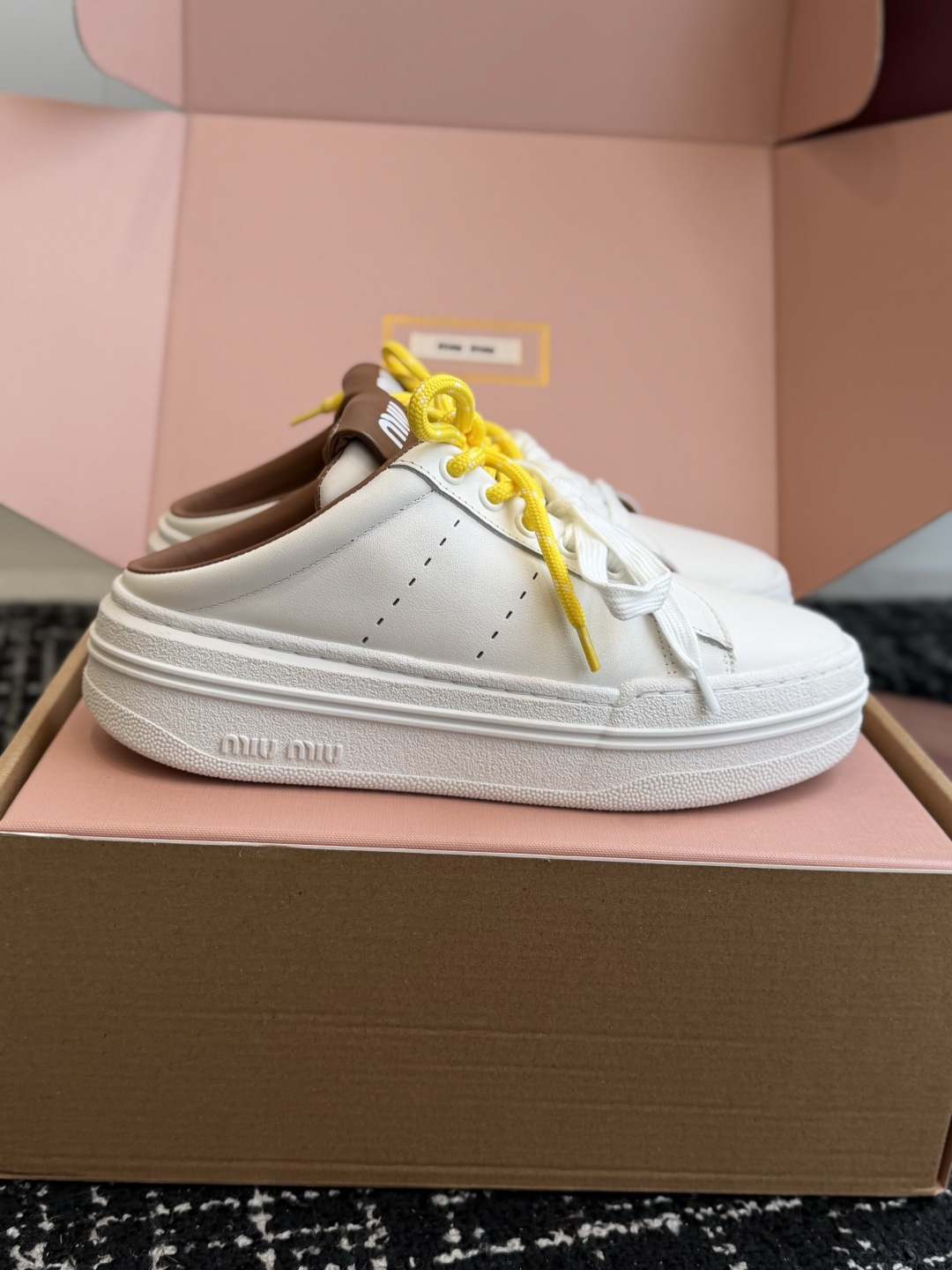 代购级 Miu Miu 26ss 缪缪厚底饼干底 26ss 新款英伦风系带 小白鞋 休闲拖鞋 MiuMiu秀场适当独一无 代购级 Miu Miu 26ss 缪缪厚底饼干底 26ss 新款英伦风系带 小白鞋 休闲拖鞋 MiuMiu秀场适当独一无