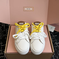 代购级 Miu Miu 26ss 缪缪厚底饼干底 26ss 新款英伦风系带 小白鞋 休闲拖鞋 MiuMiu秀场适当独一无 代购级 Miu Miu 26ss 缪缪厚底饼干底 26ss 新款英伦风系带 小白鞋 休闲拖鞋 MiuMiu秀场适当独一无
