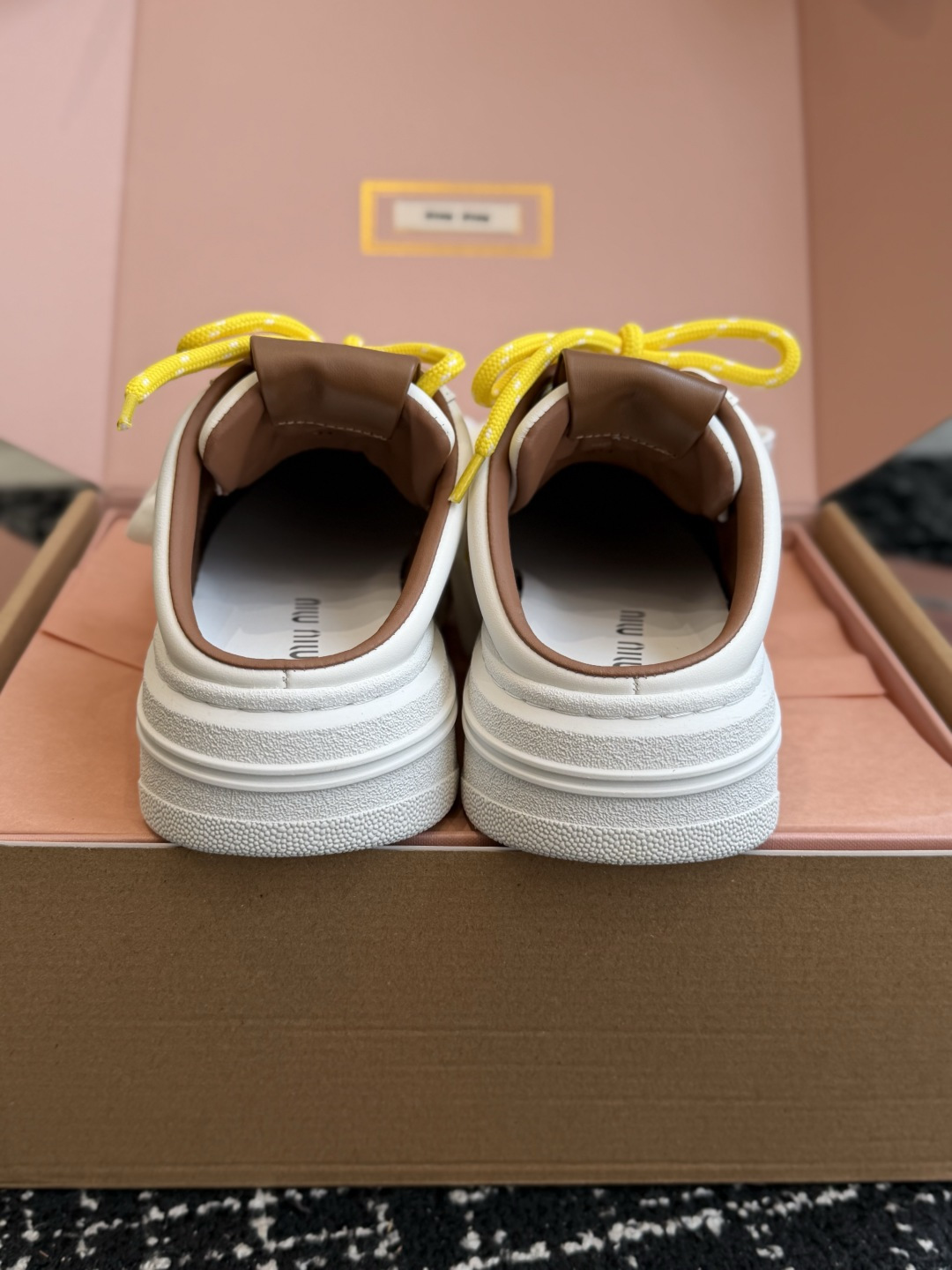 代购级 Miu Miu 26ss 缪缪厚底饼干底 26ss 新款英伦风系带 小白鞋 休闲拖鞋 MiuMiu秀场适当独一无 代购级 Miu Miu 26ss 缪缪厚底饼干底 26ss 新款英伦风系带 小白鞋 休闲拖鞋 MiuMiu秀场适当独一无