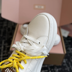 代购级 Miu Miu 26ss 缪缪厚底饼干底 26ss 新款英伦风系带 小白鞋 休闲拖鞋 MiuMiu秀场适当独一无 代购级 Miu Miu 26ss 缪缪厚底饼干底 26ss 新款英伦风系带 小白鞋 休闲拖鞋 MiuMiu秀场适当独一无