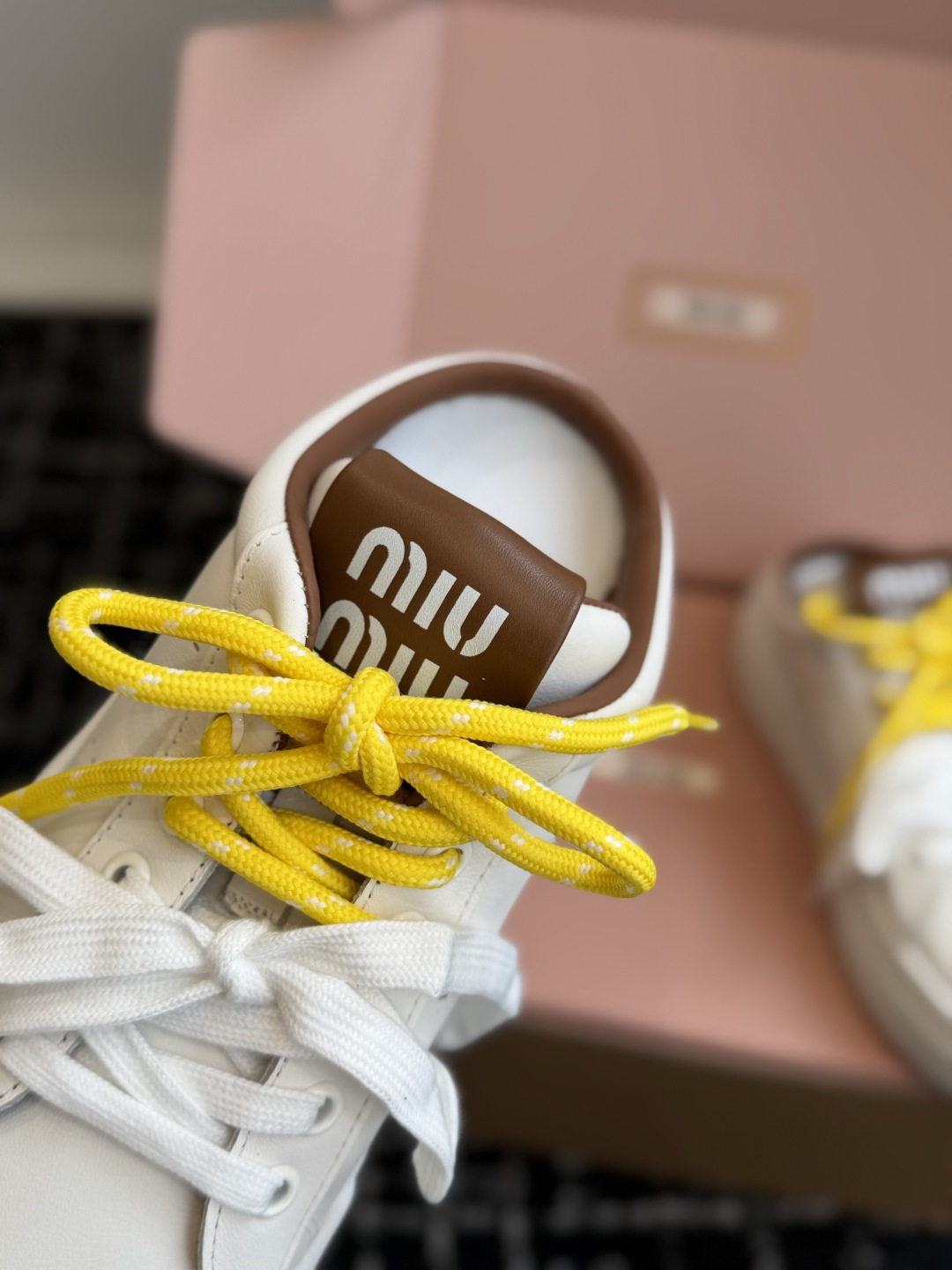 代购级 Miu Miu 26ss 缪缪厚底饼干底 26ss 新款英伦风系带 小白鞋 休闲拖鞋 MiuMiu秀场适当独一无 代购级 Miu Miu 26ss 缪缪厚底饼干底 26ss 新款英伦风系带 小白鞋 休闲拖鞋 MiuMiu秀场适当独一无