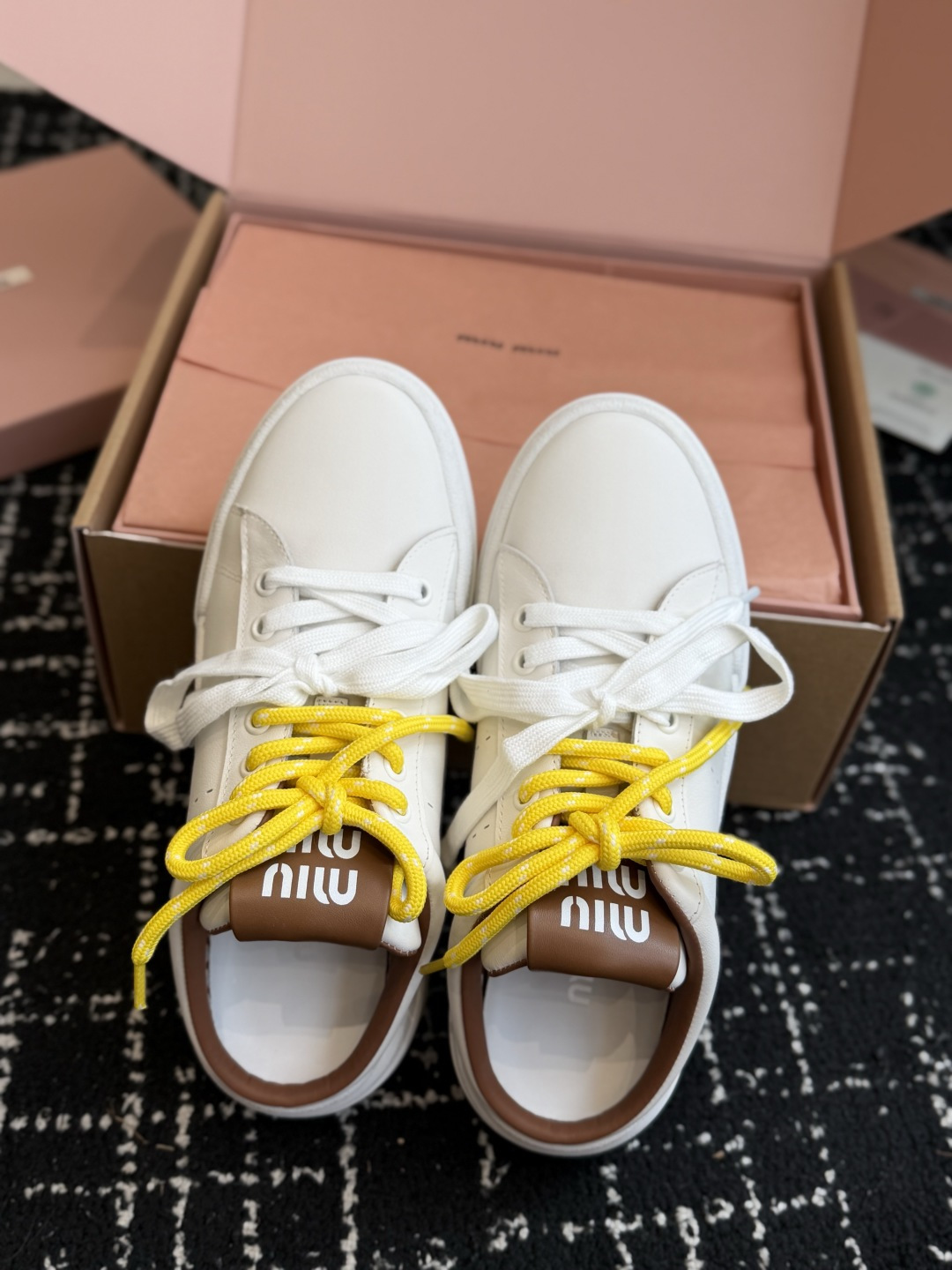 代购级 Miu Miu 26ss 缪缪厚底饼干底 26ss 新款英伦风系带 小白鞋 休闲拖鞋 MiuMiu秀场适当独一无 代购级 Miu Miu 26ss 缪缪厚底饼干底 26ss 新款英伦风系带 小白鞋 休闲拖鞋 MiuMiu秀场适当独一无