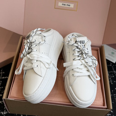 代购级 Miu Miu 26ss 缪缪厚底饼干底 26ss 新款英伦风系带 小白鞋 休闲拖鞋 MiuMiu秀场适当独一无 代购级 Miu Miu 26ss 缪缪厚底饼干底 26ss 新款英伦风系带 小白鞋 休闲拖鞋 MiuMiu秀场适当独一无