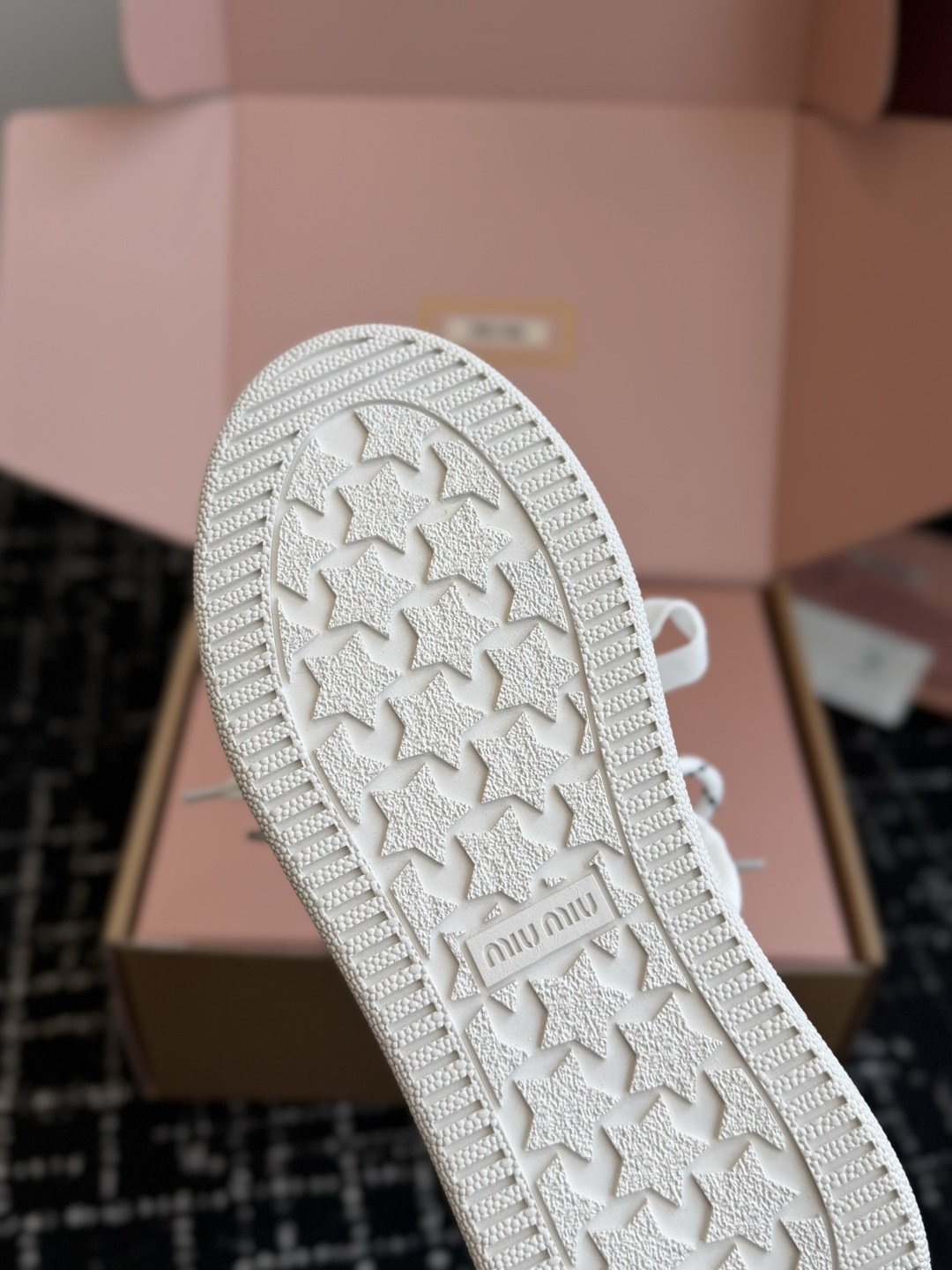代购级 Miu Miu 26ss 缪缪厚底饼干底 26ss 新款英伦风系带 小白鞋 休闲拖鞋 MiuMiu秀场适当独一无 代购级 Miu Miu 26ss 缪缪厚底饼干底 26ss 新款英伦风系带 小白鞋 休闲拖鞋 MiuMiu秀场适当独一无