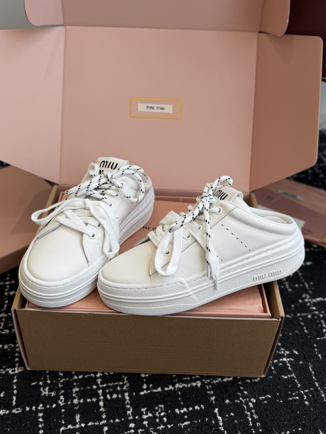 代购级 Miu Miu 26ss 缪缪厚底饼干底 26ss 新款英伦风系带 小白鞋 休闲拖鞋 MiuMiu秀场适当独一无 代购级 Miu Miu 26ss 缪缪厚底饼干底 26ss 新款英伦风系带 小白鞋 休闲拖鞋 MiuMiu秀场适当独一无