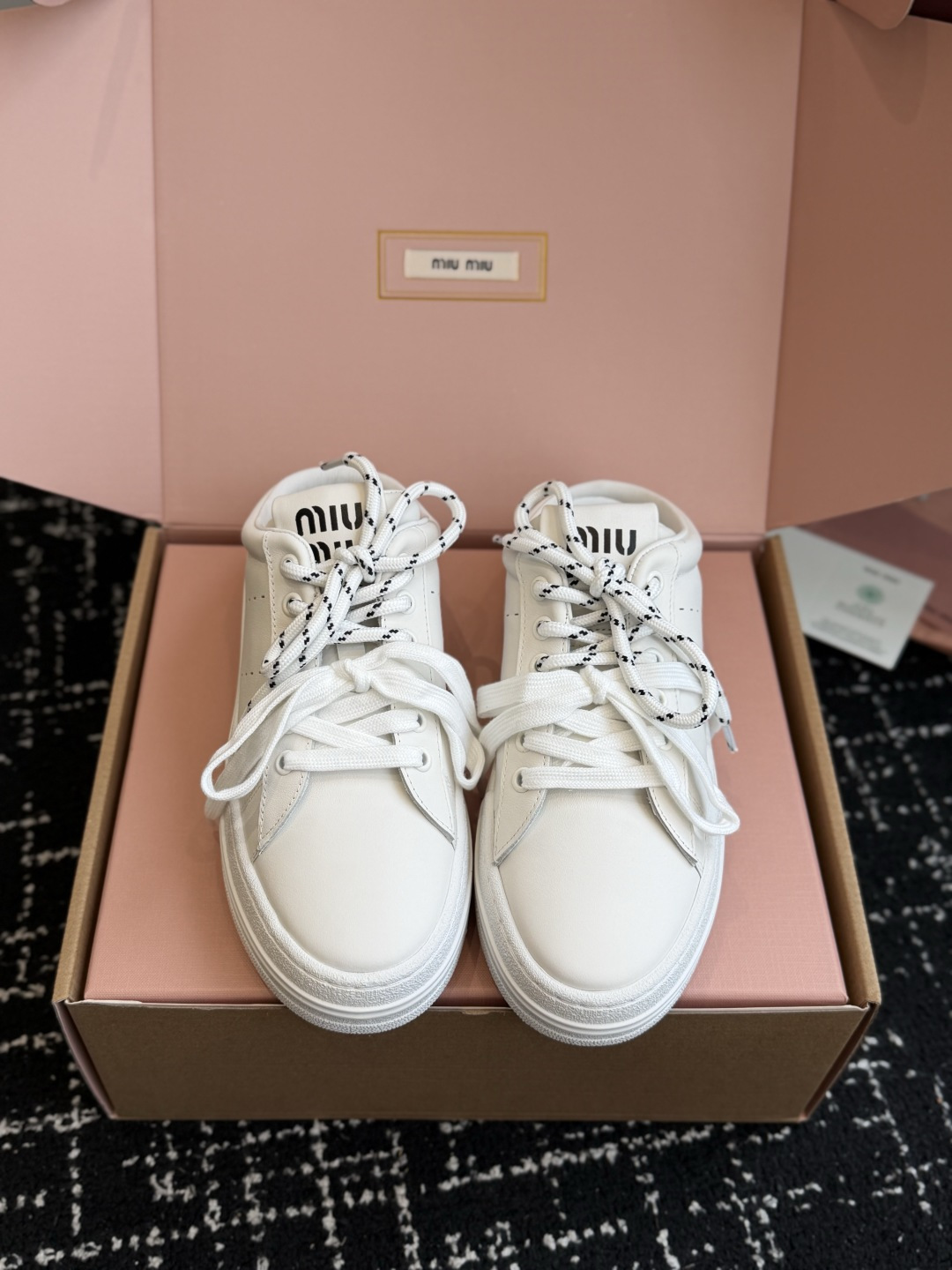 代购级 Miu Miu 26ss 缪缪厚底饼干底 26ss 新款英伦风系带 小白鞋 休闲拖鞋 MiuMiu秀场适当独一无 代购级 Miu Miu 26ss 缪缪厚底饼干底 26ss 新款英伦风系带 小白鞋 休闲拖鞋 MiuMiu秀场适当独一无