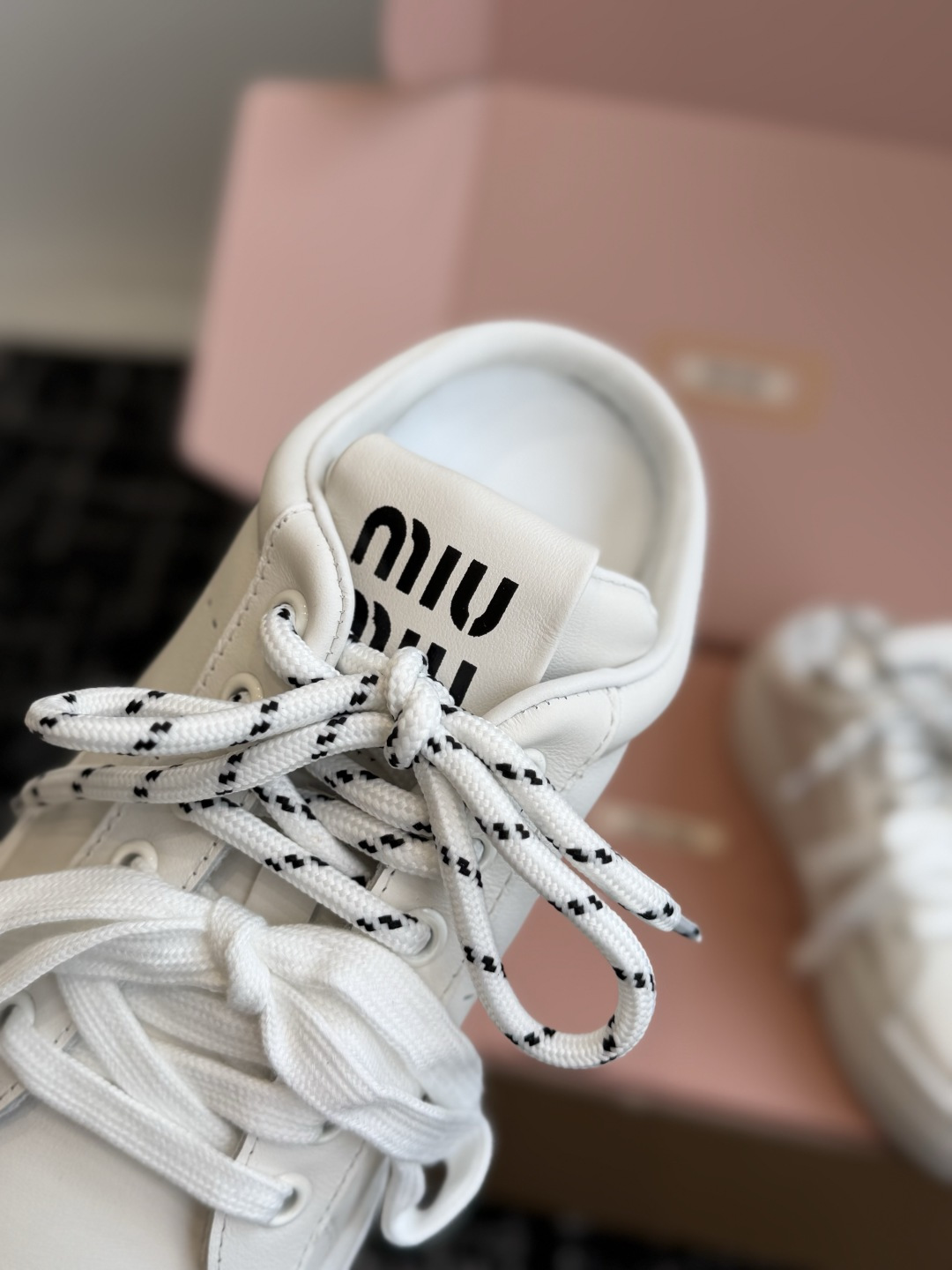 代购级 Miu Miu 26ss 缪缪厚底饼干底 26ss 新款英伦风系带 小白鞋 休闲拖鞋 MiuMiu秀场适当独一无 代购级 Miu Miu 26ss 缪缪厚底饼干底 26ss 新款英伦风系带 小白鞋 休闲拖鞋 MiuMiu秀场适当独一无