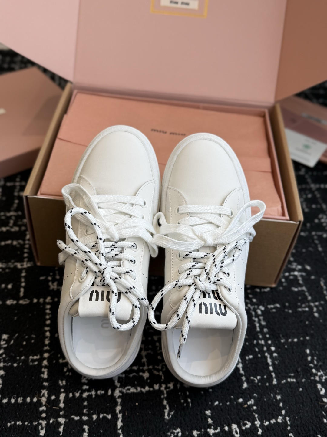 代购级 Miu Miu 26ss 缪缪厚底饼干底 26ss 新款英伦风系带 小白鞋 休闲拖鞋 MiuMiu秀场适当独一无 代购级 Miu Miu 26ss 缪缪厚底饼干底 26ss 新款英伦风系带 小白鞋 休闲拖鞋 MiuMiu秀场适当独一无