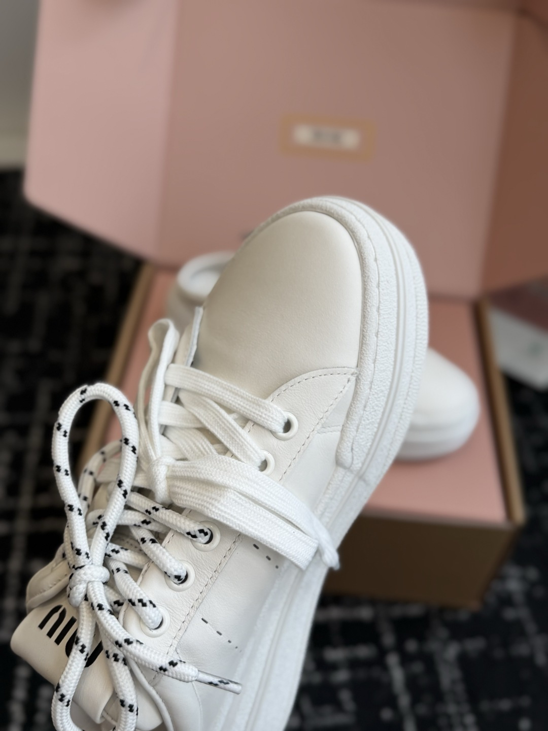 代购级 Miu Miu 26ss 缪缪厚底饼干底 26ss 新款英伦风系带 小白鞋 休闲拖鞋 MiuMiu秀场适当独一无 代购级 Miu Miu 26ss 缪缪厚底饼干底 26ss 新款英伦风系带 小白鞋 休闲拖鞋 MiuMiu秀场适当独一无
