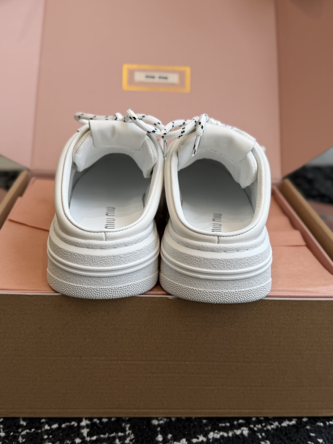 代购级 Miu Miu 26ss 缪缪厚底饼干底 26ss 新款英伦风系带 小白鞋 休闲拖鞋 MiuMiu秀场适当独一无 代购级 Miu Miu 26ss 缪缪厚底饼干底 26ss 新款英伦风系带 小白鞋 休闲拖鞋 MiuMiu秀场适当独一无