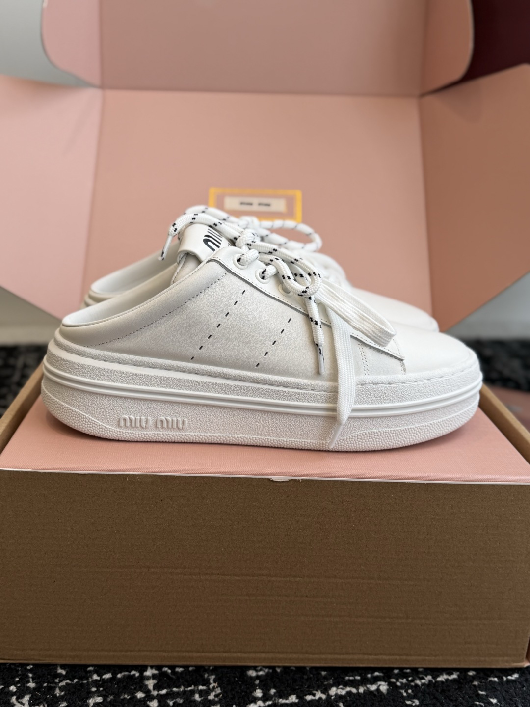 代购级 Miu Miu 26ss 缪缪厚底饼干底 26ss 新款英伦风系带 小白鞋 休闲拖鞋 MiuMiu秀场适当独一无 代购级 Miu Miu 26ss 缪缪厚底饼干底 26ss 新款英伦风系带 小白鞋 休闲拖鞋 MiuMiu秀场适当独一无
