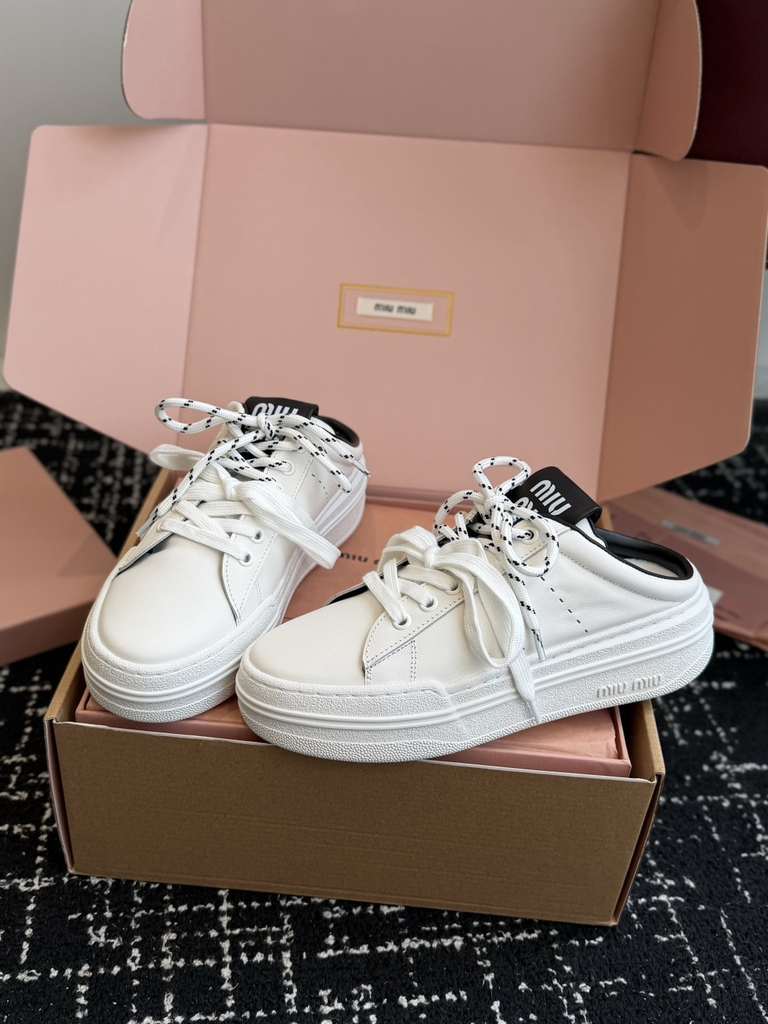 代购级 Miu Miu 26ss 缪缪厚底饼干底 26ss 新款英伦风系带 小白鞋 休闲拖鞋 MiuMiu秀场适当独一无 代购级 Miu Miu 26ss 缪缪厚底饼干底 26ss 新款英伦风系带 小白鞋 休闲拖鞋 MiuMiu秀场适当独一无