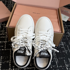 代购级 Miu Miu 26ss 缪缪厚底饼干底 26ss 新款英伦风系带 小白鞋 休闲拖鞋 MiuMiu秀场适当独一无 代购级 Miu Miu 26ss 缪缪厚底饼干底 26ss 新款英伦风系带 小白鞋 休闲拖鞋 MiuMiu秀场适当独一无