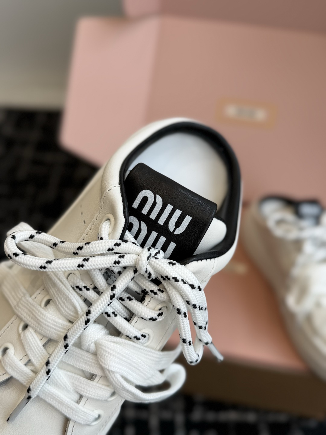 代购级 Miu Miu 26ss 缪缪厚底饼干底 26ss 新款英伦风系带 小白鞋 休闲拖鞋 MiuMiu秀场适当独一无 代购级 Miu Miu 26ss 缪缪厚底饼干底 26ss 新款英伦风系带 小白鞋 休闲拖鞋 MiuMiu秀场适当独一无