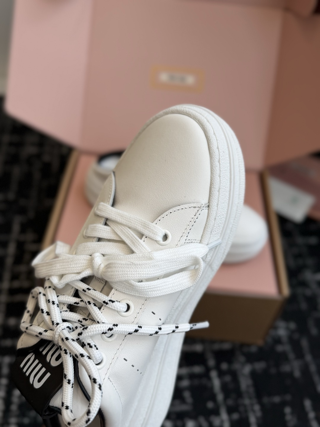 代购级 Miu Miu 26ss 缪缪厚底饼干底 26ss 新款英伦风系带 小白鞋 休闲拖鞋 MiuMiu秀场适当独一无 代购级 Miu Miu 26ss 缪缪厚底饼干底 26ss 新款英伦风系带 小白鞋 休闲拖鞋 MiuMiu秀场适当独一无