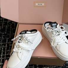 代购级 Miu Miu 26ss 缪缪厚底饼干底 26ss 新款英伦风系带 小白鞋 休闲拖鞋 MiuMiu秀场适当独一无 代购级 Miu Miu 26ss 缪缪厚底饼干底 26ss 新款英伦风系带 小白鞋 休闲拖鞋 MiuMiu秀场适当独一无