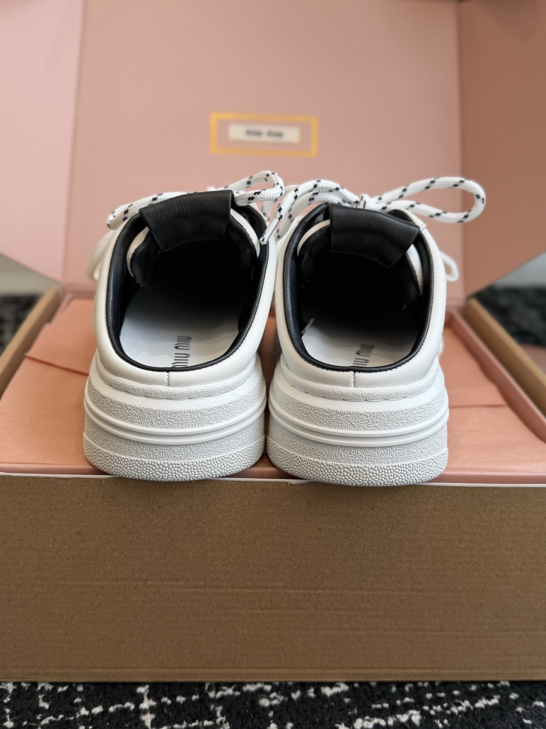代购级 Miu Miu 26ss 缪缪厚底饼干底 26ss 新款英伦风系带 小白鞋 休闲拖鞋 MiuMiu秀场适当独一无 代购级 Miu Miu 26ss 缪缪厚底饼干底 26ss 新款英伦风系带 小白鞋 休闲拖鞋 MiuMiu秀场适当独一无