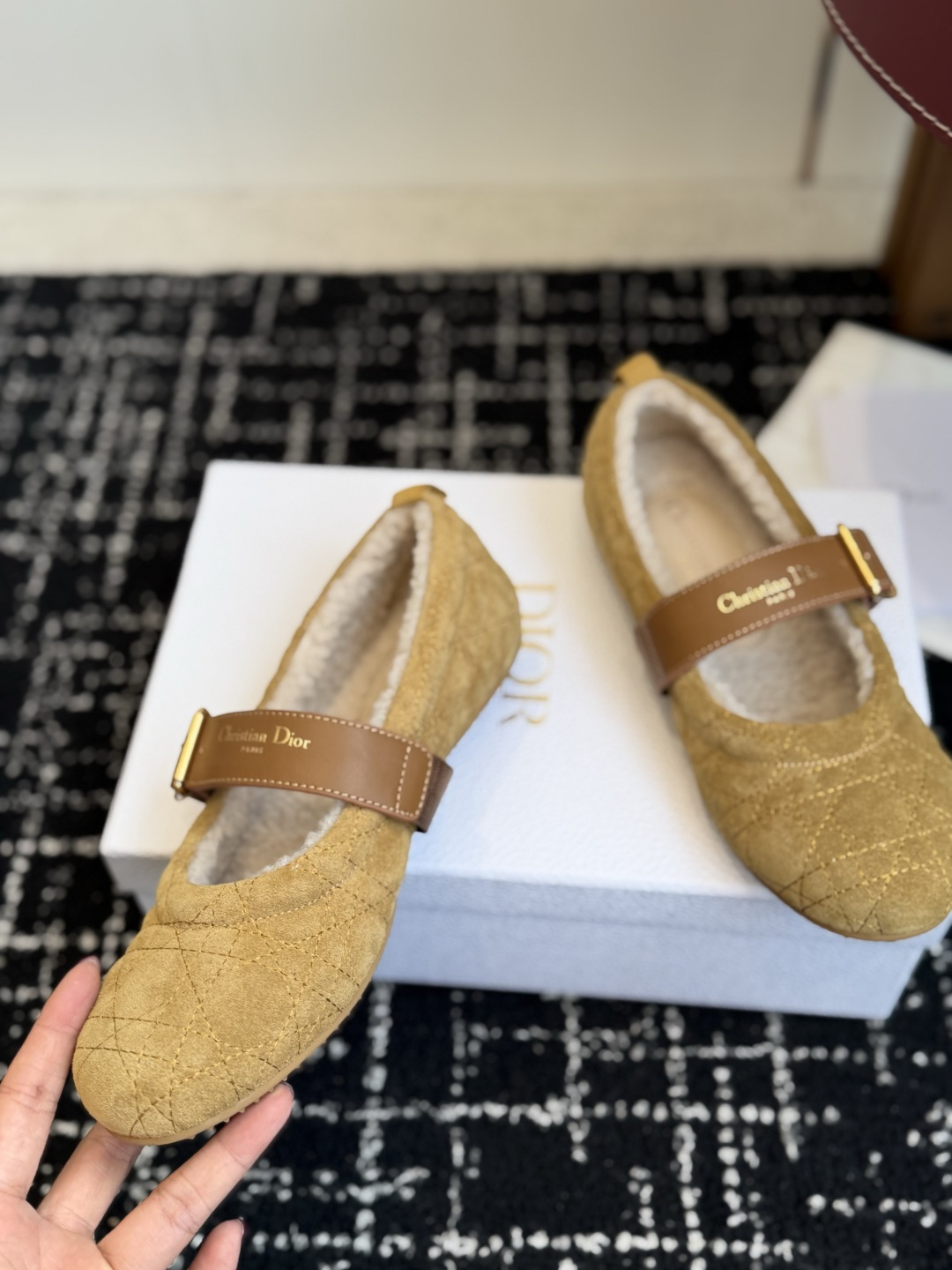 代购级 Dior 26ss 秋冬新品 羊毛玛丽珍 芭蕾舞鞋 新品DIOR格纹芭蕾舞 好乖啊~ 芭蕾鞋经典的迪奥藤格纹元素 代购级 Dior 26ss 秋冬新品 羊毛玛丽珍 芭蕾舞鞋 新品DIOR格纹芭蕾舞 好乖啊~ 芭蕾鞋经典的迪奥藤格纹元素