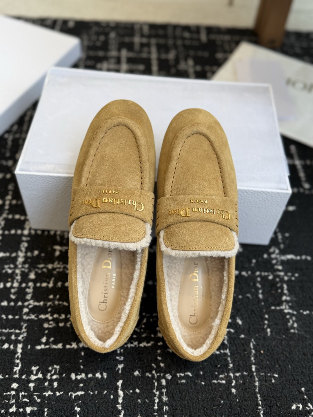 代购级 Dior 迪奥26ss 秋冬新款 羊毛 乐福鞋 顶级品质 版型超正,复古时尚经典单品 巴黎时装周第一场分量十足 代购级 Dior 迪奥26ss 秋冬新款 羊毛 乐福鞋 顶级品质 版型超正,复古时尚经典单品 巴黎时装周第一场分量十足
