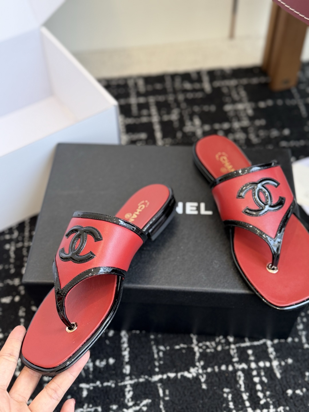 代购级 Chanel26ss夏季新款方头夹趾人字拖 自带慵懒轻奢休闲氛围感的方头夹脚人字拖,利落方头鞋型搭配经典大标,夹 代购级 Chanel26ss夏季新款方头夹趾人字拖 自带慵懒轻奢休闲氛围感的方头夹脚人字拖,利落方头鞋型搭配经典大标,夹