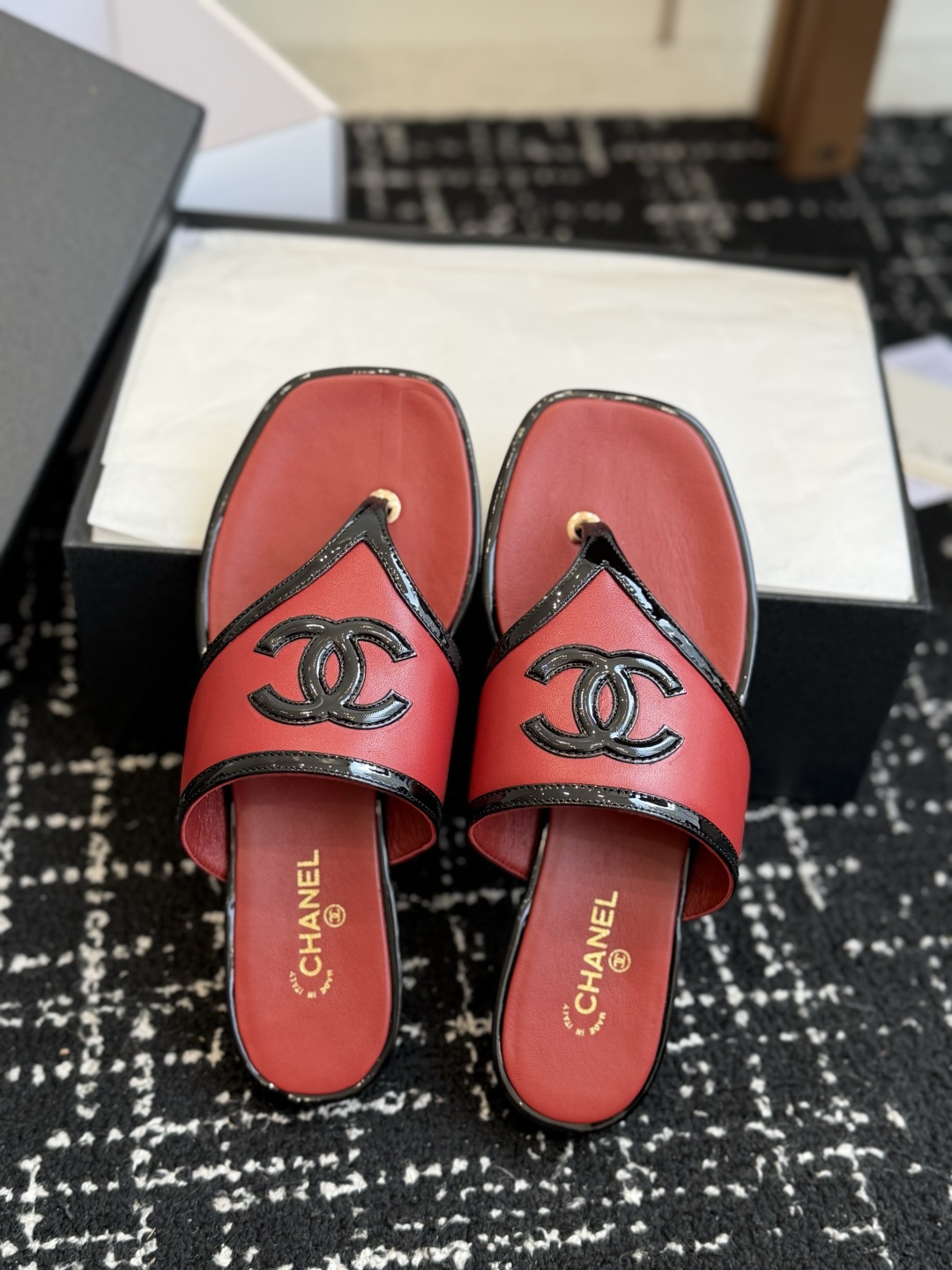 代购级 Chanel26ss夏季新款方头夹趾人字拖 自带慵懒轻奢休闲氛围感的方头夹脚人字拖,利落方头鞋型搭配经典大标,夹 代购级 Chanel26ss夏季新款方头夹趾人字拖 自带慵懒轻奢休闲氛围感的方头夹脚人字拖,利落方头鞋型搭配经典大标,夹