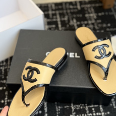 代购级 Chanel26ss夏季新款方头夹趾人字拖 自带慵懒轻奢休闲氛围感的方头夹脚人字拖,利落方头鞋型搭配经典大标,夹 代购级 Chanel26ss夏季新款方头夹趾人字拖 自带慵懒轻奢休闲氛围感的方头夹脚人字拖,利落方头鞋型搭配经典大标,夹