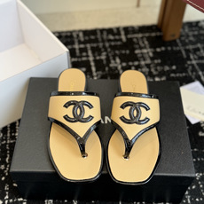 代购级 Chanel26ss夏季新款方头夹趾人字拖 自带慵懒轻奢休闲氛围感的方头夹脚人字拖,利落方头鞋型搭配经典大标,夹 代购级 Chanel26ss夏季新款方头夹趾人字拖 自带慵懒轻奢休闲氛围感的方头夹脚人字拖,利落方头鞋型搭配经典大标,夹