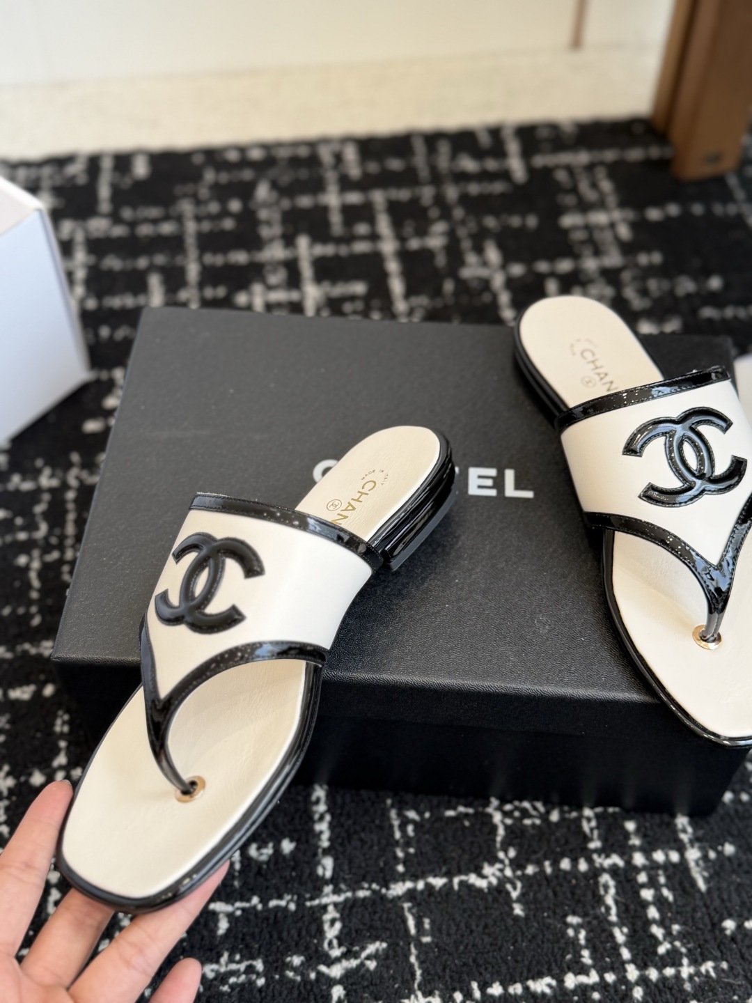 代购级 Chanel26ss夏季新款方头夹趾人字拖 自带慵懒轻奢休闲氛围感的方头夹脚人字拖,利落方头鞋型搭配经典大标,夹 代购级 Chanel26ss夏季新款方头夹趾人字拖 自带慵懒轻奢休闲氛围感的方头夹脚人字拖,利落方头鞋型搭配经典大标,夹