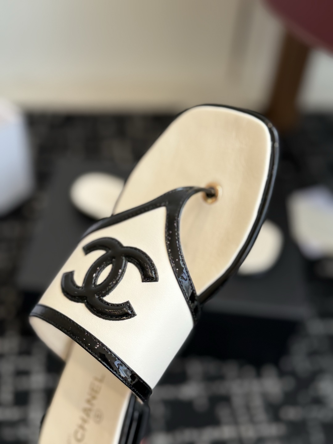 代购级 Chanel26ss夏季新款方头夹趾人字拖 自带慵懒轻奢休闲氛围感的方头夹脚人字拖,利落方头鞋型搭配经典大标,夹 代购级 Chanel26ss夏季新款方头夹趾人字拖 自带慵懒轻奢休闲氛围感的方头夹脚人字拖,利落方头鞋型搭配经典大标,夹