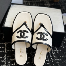代购级 Chanel26ss夏季新款方头夹趾人字拖 自带慵懒轻奢休闲氛围感的方头夹脚人字拖,利落方头鞋型搭配经典大标,夹 代购级 Chanel26ss夏季新款方头夹趾人字拖 自带慵懒轻奢休闲氛围感的方头夹脚人字拖,利落方头鞋型搭配经典大标,夹