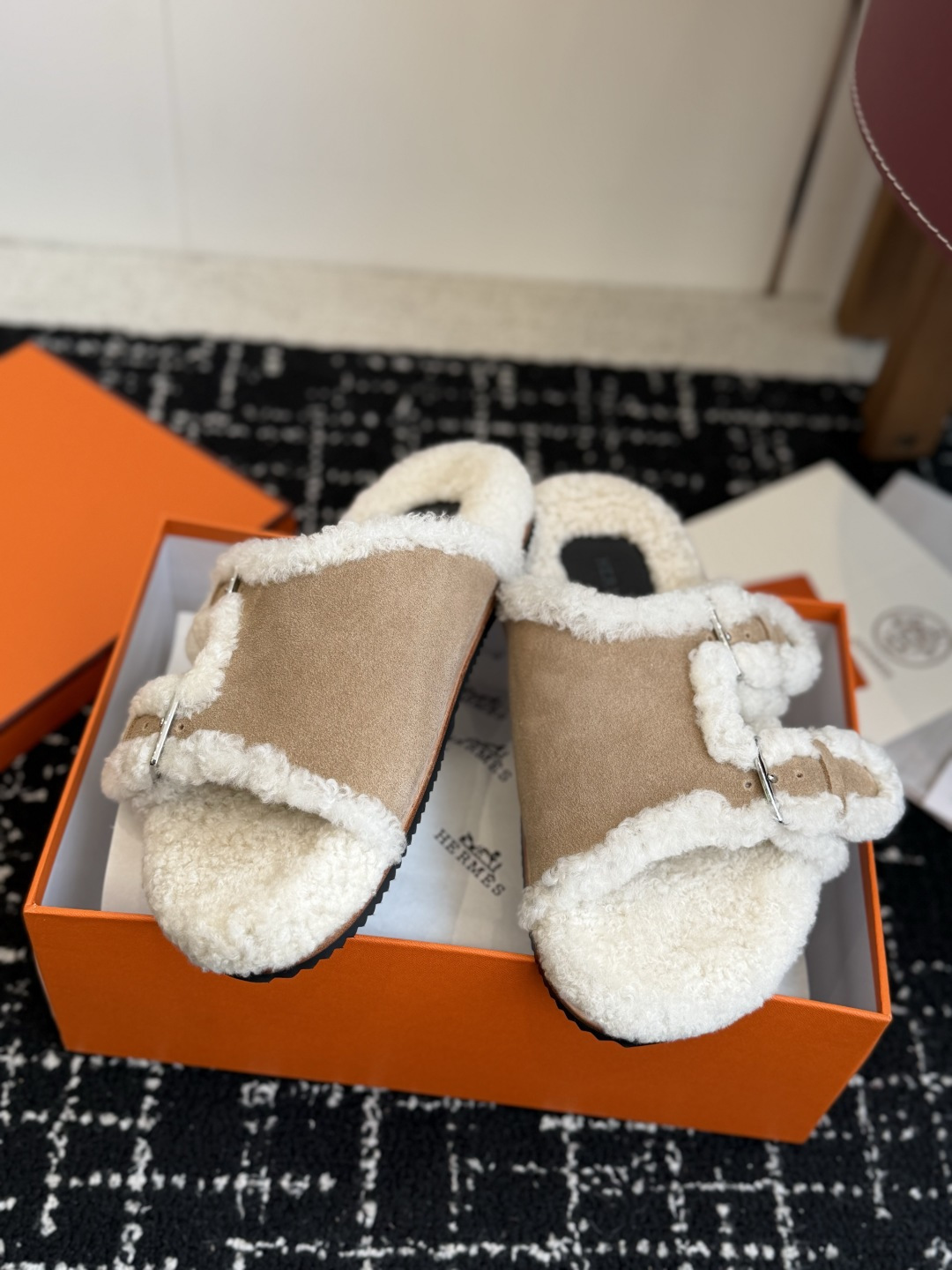 代购级 Hermes 26ss 爱马仕最新秋冬毛拖 超级百搭好看时髦 超多明星网红种草 秋冬必备 随意舒适高级感 鞋面: 代购级 Hermes 26ss 爱马仕最新秋冬毛拖 超级百搭好看时髦 超多明星网红种草 秋冬必备 随意舒适高级感 鞋面: