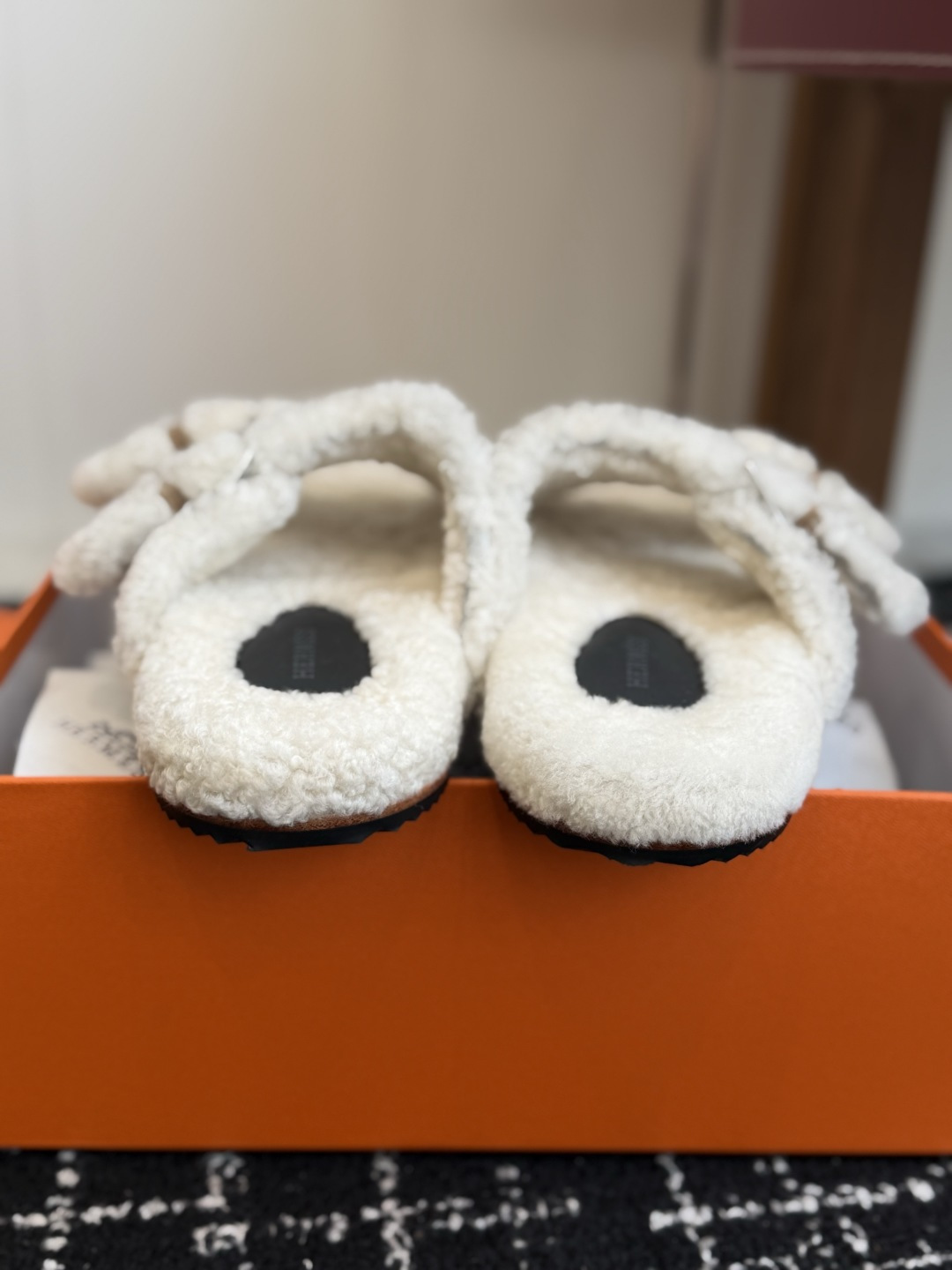 代购级 Hermes 26ss 爱马仕最新秋冬毛拖 超级百搭好看时髦 超多明星网红种草 秋冬必备 随意舒适高级感 鞋面: 代购级 Hermes 26ss 爱马仕最新秋冬毛拖 超级百搭好看时髦 超多明星网红种草 秋冬必备 随意舒适高级感 鞋面: