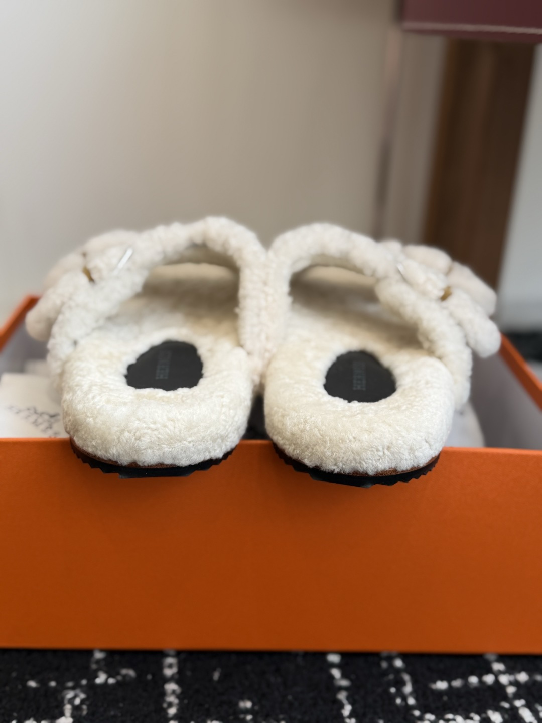 代购级 Hermes 26ss 爱马仕最新秋冬毛拖 超级百搭好看时髦 超多明星网红种草 秋冬必备 随意舒适高级感 鞋面: 代购级 Hermes 26ss 爱马仕最新秋冬毛拖 超级百搭好看时髦 超多明星网红种草 秋冬必备 随意舒适高级感 鞋面: