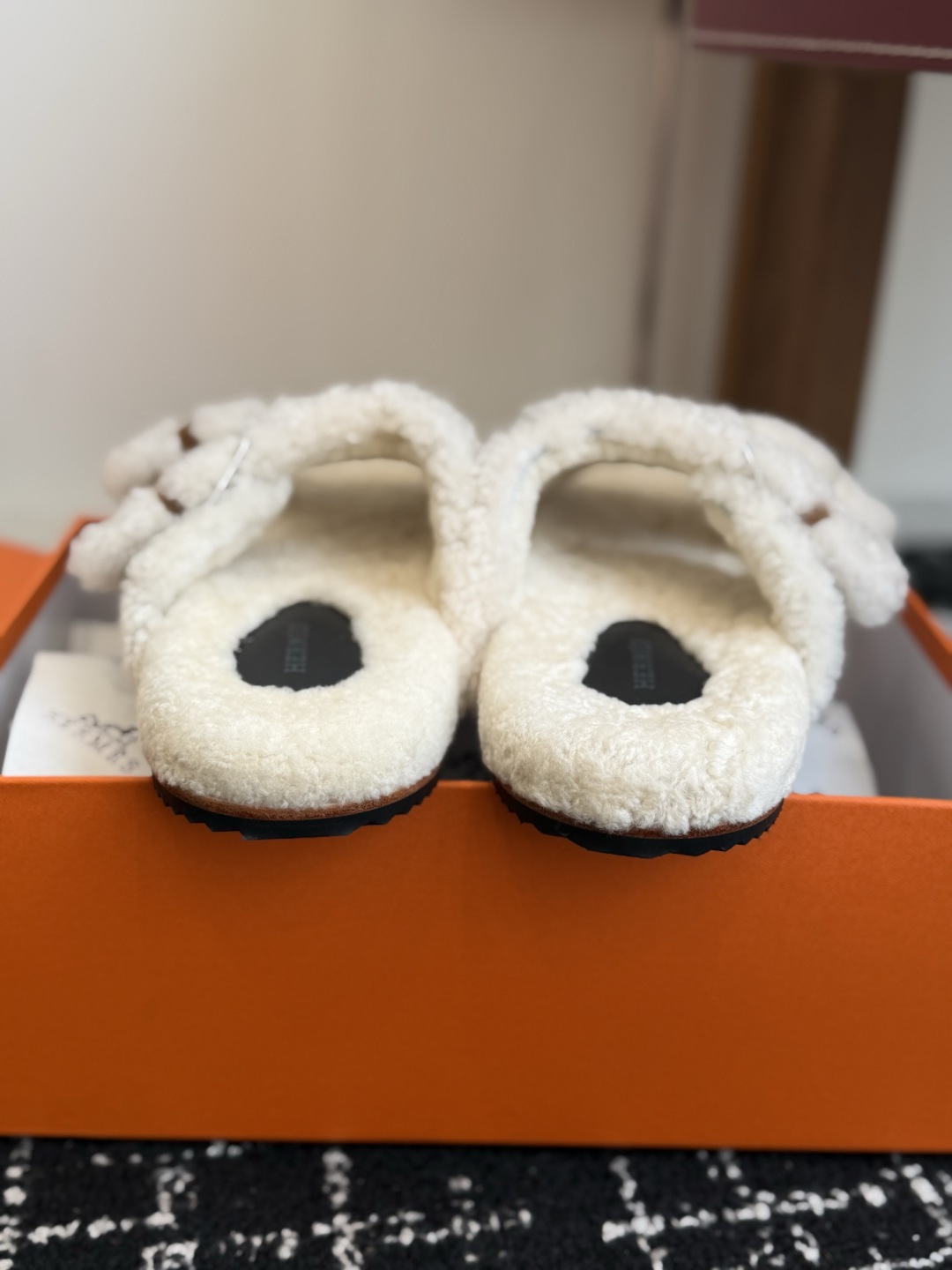 代购级 Hermes 26ss 爱马仕最新秋冬毛拖 超级百搭好看时髦 超多明星网红种草 秋冬必备 随意舒适高级感 鞋面: 代购级 Hermes 26ss 爱马仕最新秋冬毛拖 超级百搭好看时髦 超多明星网红种草 秋冬必备 随意舒适高级感 鞋面: