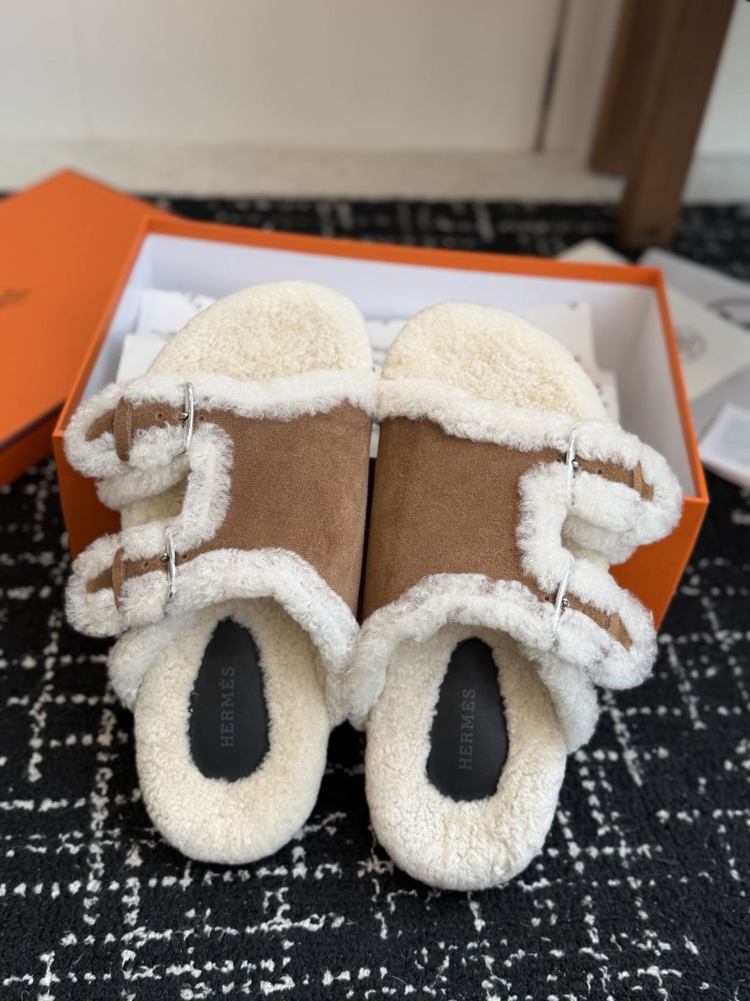 代购级 Hermes 26ss 爱马仕最新秋冬毛拖 超级百搭好看时髦 超多明星网红种草 秋冬必备 随意舒适高级感 鞋面: 代购级 Hermes 26ss 爱马仕最新秋冬毛拖 超级百搭好看时髦 超多明星网红种草 秋冬必备 随意舒适高级感 鞋面: