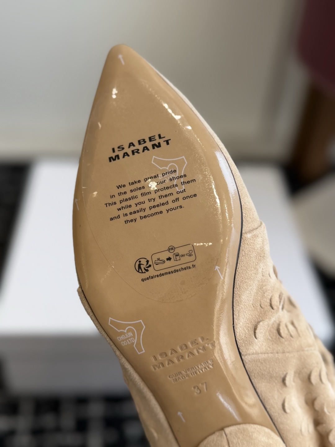 代购级 Isabel Marant 伊莎贝尔 26ss 尖头细跟短靴 一脚蹬细跟短靴,麟片皮孔点缀短靴腰身,时尚感满满 代购级 Isabel Marant 伊莎贝尔 26ss 尖头细跟短靴 一脚蹬细跟短靴,麟片皮孔点缀短靴腰身,时尚感满满