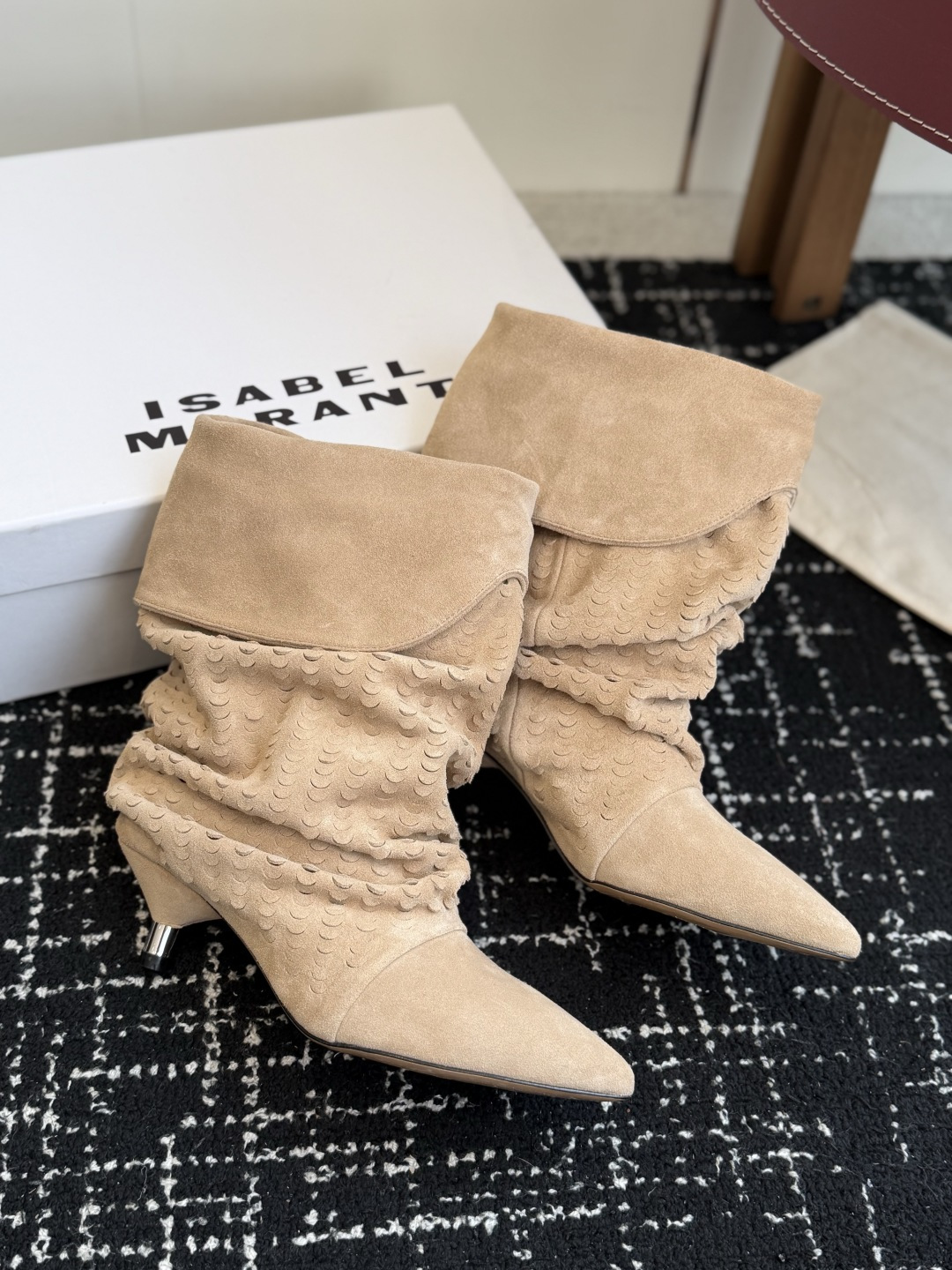 代购级 Isabel Marant 伊莎贝尔 26ss 尖头细跟短靴 一脚蹬细跟短靴,麟片皮孔点缀短靴腰身,时尚感满满 代购级 Isabel Marant 伊莎贝尔 26ss 尖头细跟短靴 一脚蹬细跟短靴,麟片皮孔点缀短靴腰身,时尚感满满