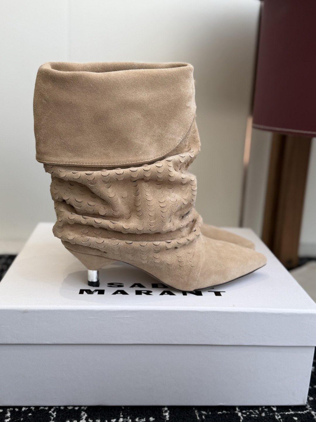 代购级 Isabel Marant 伊莎贝尔 26ss 尖头细跟短靴 一脚蹬细跟短靴,麟片皮孔点缀短靴腰身,时尚感满满 代购级 Isabel Marant 伊莎贝尔 26ss 尖头细跟短靴 一脚蹬细跟短靴,麟片皮孔点缀短靴腰身,时尚感满满