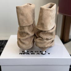 代购级 Isabel Marant 伊莎贝尔 26ss 尖头细跟短靴 一脚蹬细跟短靴,麟片皮孔点缀短靴腰身,时尚感满满 代购级 Isabel Marant 伊莎贝尔 26ss 尖头细跟短靴 一脚蹬细跟短靴,麟片皮孔点缀短靴腰身,时尚感满满