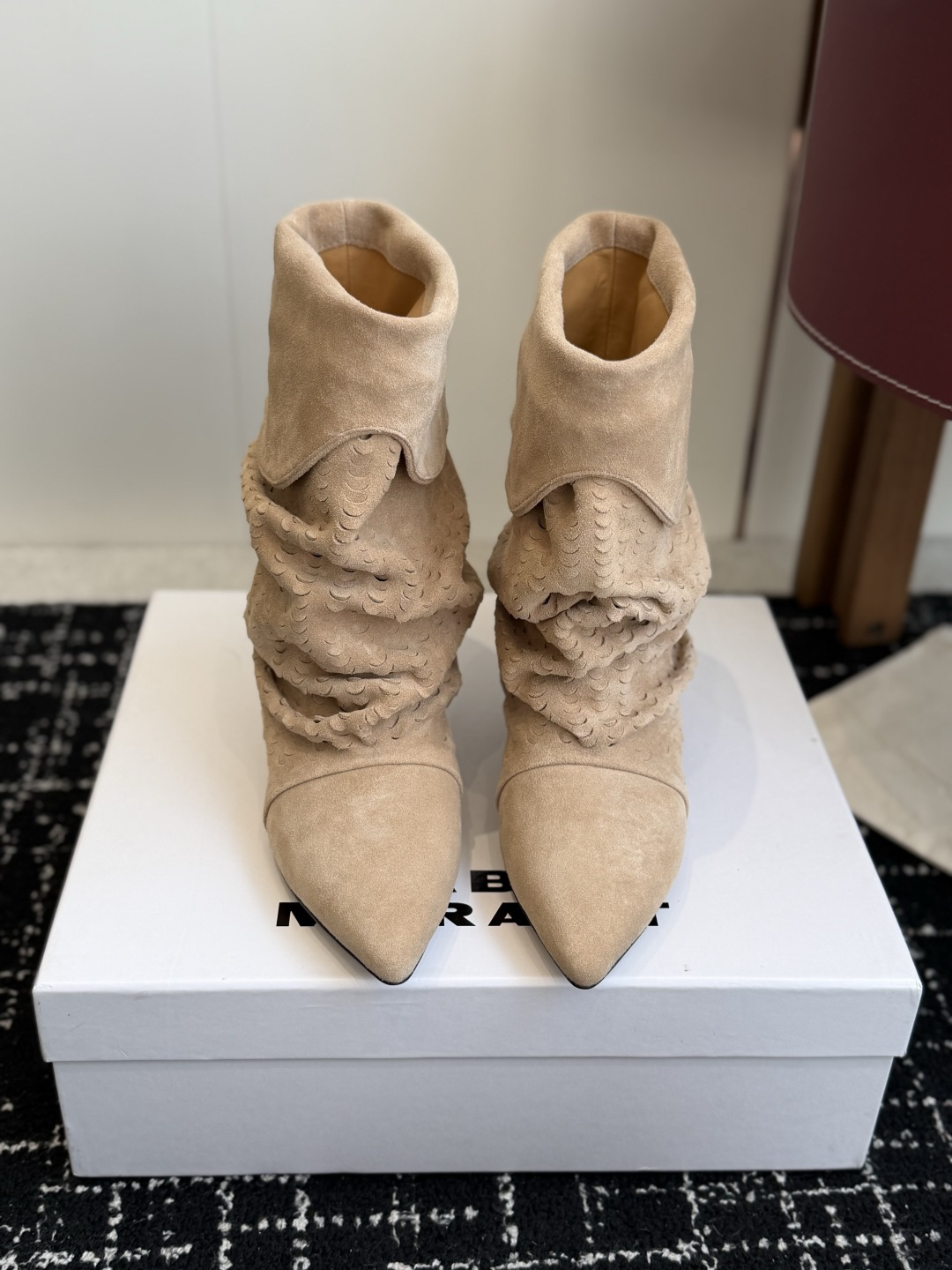 代购级 Isabel Marant 伊莎贝尔 26ss 尖头细跟短靴 一脚蹬细跟短靴,麟片皮孔点缀短靴腰身,时尚感满满 代购级 Isabel Marant 伊莎贝尔 26ss 尖头细跟短靴 一脚蹬细跟短靴,麟片皮孔点缀短靴腰身,时尚感满满