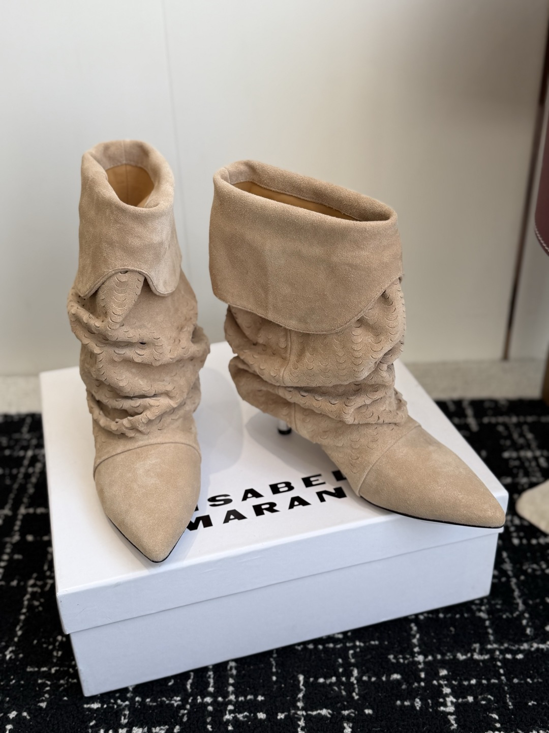 代购级 Isabel Marant 伊莎贝尔 26ss 尖头细跟短靴 一脚蹬细跟短靴,麟片皮孔点缀短靴腰身,时尚感满满 代购级 Isabel Marant 伊莎贝尔 26ss 尖头细跟短靴 一脚蹬细跟短靴,麟片皮孔点缀短靴腰身,时尚感满满