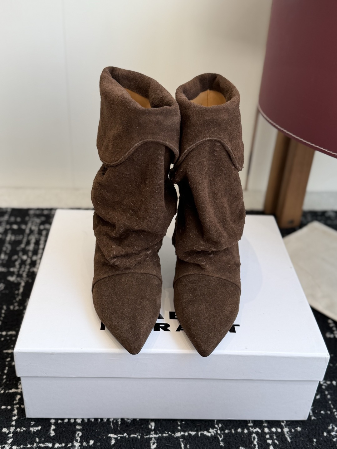 代购级 Isabel Marant 伊莎贝尔 26ss 尖头细跟短靴 一脚蹬细跟短靴,麟片皮孔点缀短靴腰身,时尚感满满 代购级 Isabel Marant 伊莎贝尔 26ss 尖头细跟短靴 一脚蹬细跟短靴,麟片皮孔点缀短靴腰身,时尚感满满