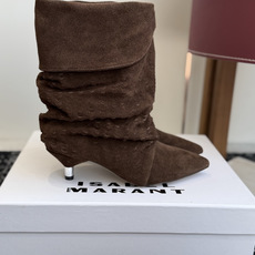 代购级 Isabel Marant 伊莎贝尔 26ss 尖头细跟短靴 一脚蹬细跟短靴,麟片皮孔点缀短靴腰身,时尚感满满 代购级 Isabel Marant 伊莎贝尔 26ss 尖头细跟短靴 一脚蹬细跟短靴,麟片皮孔点缀短靴腰身,时尚感满满
