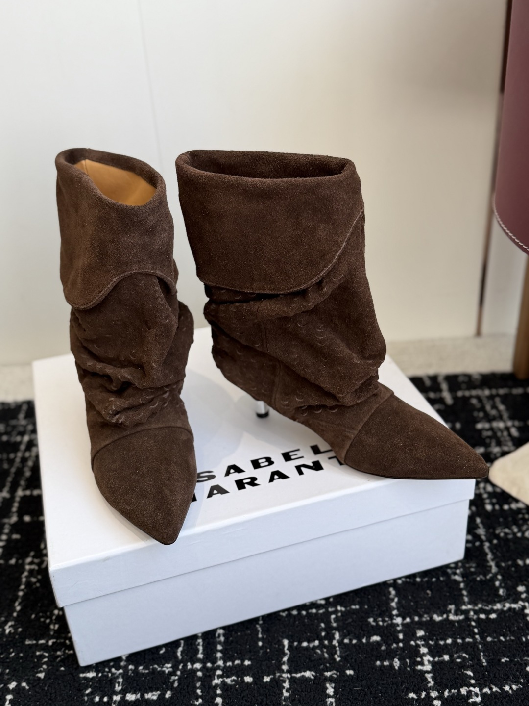 代购级 Isabel Marant 伊莎贝尔 26ss 尖头细跟短靴 一脚蹬细跟短靴,麟片皮孔点缀短靴腰身,时尚感满满 代购级 Isabel Marant 伊莎贝尔 26ss 尖头细跟短靴 一脚蹬细跟短靴,麟片皮孔点缀短靴腰身,时尚感满满